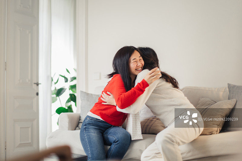 女子在家中收到女友的惊喜礼物图片素材