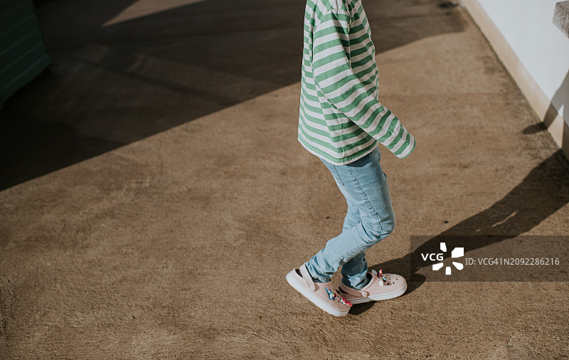 孩子穿着塑料凉鞋在户外行走图片素材