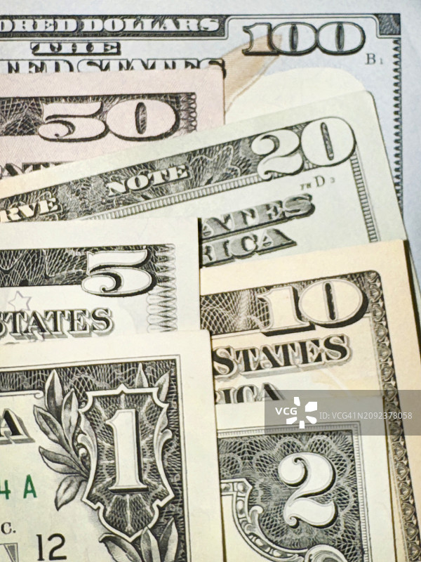 美元纸币特写，100、50、20和10美元面额图片素材