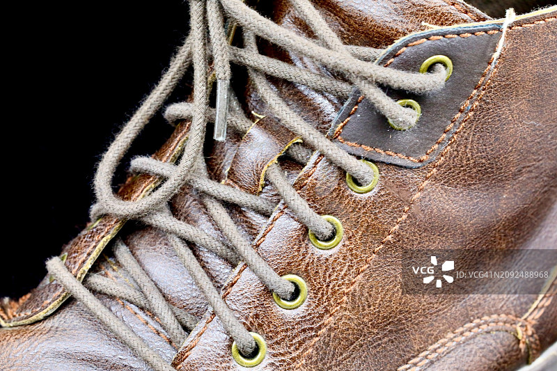 坚固皮革靴子上的鞋带图片素材