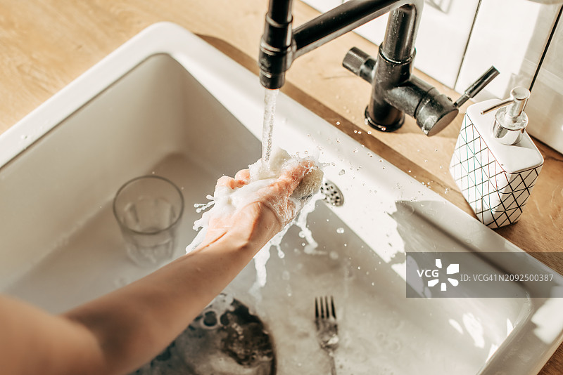 年轻女人在家洗碗图片素材