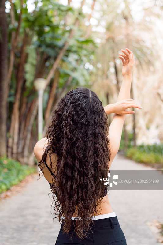 公园里芭蕾舞者背影特写图片素材