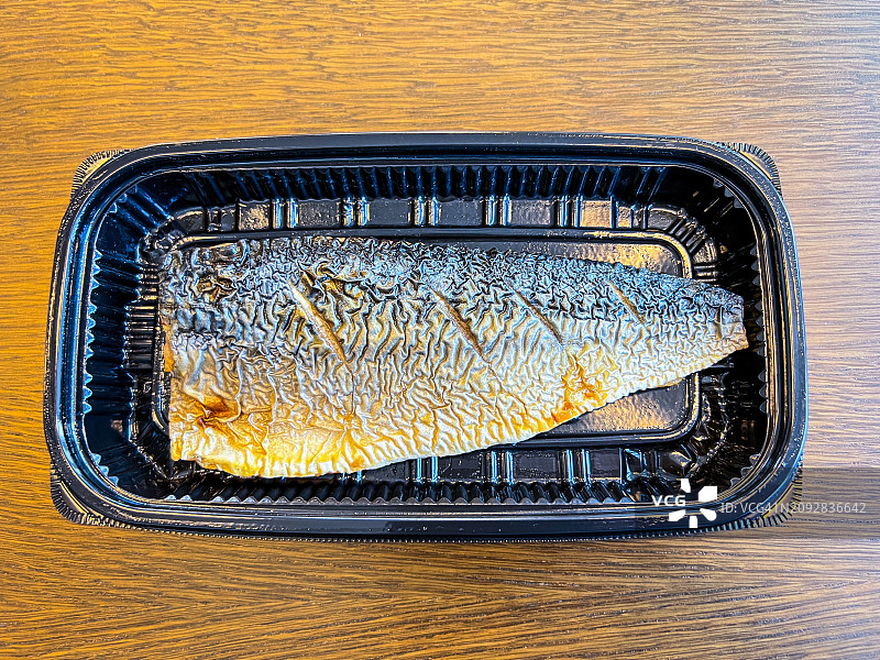 盐烤鲭鱼片外卖包装图片素材