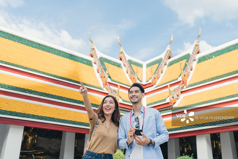以曼谷玉佛寺为背景的亚洲夫妇自拍图片素材