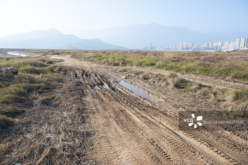 湖边泥泞路上的汽车轨迹图片素材