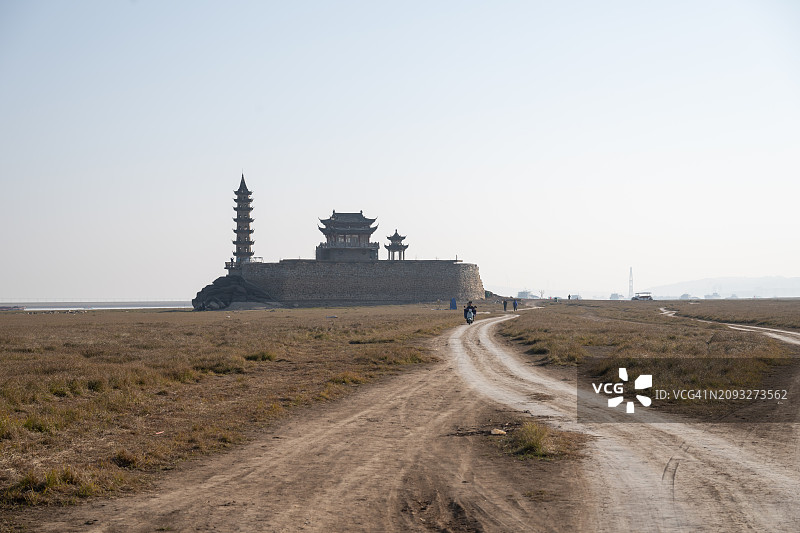 湖边泥泞路上的汽车轨迹图片素材