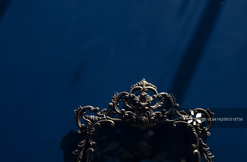 优雅咖啡馆内的经典奢华画框图片素材