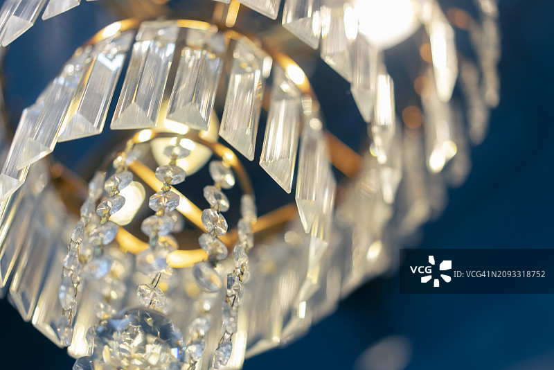 奢华吊灯照亮迷人室内设计图片素材