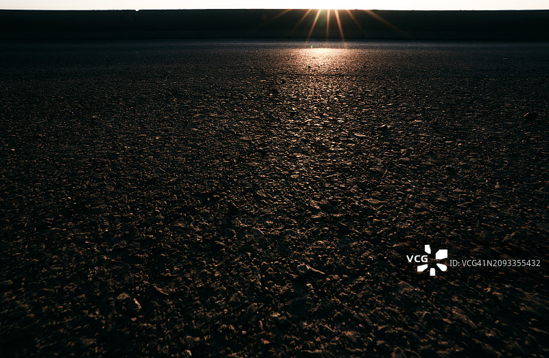 日落时分的空旷道路图片素材