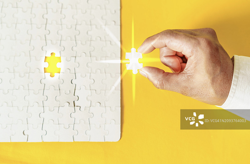 放入最后一块拼图，成功解决问题图片素材