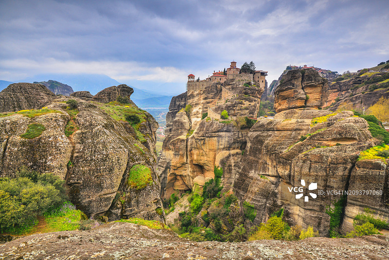 春天时节的迈泰奥拉修道院山景图片素材