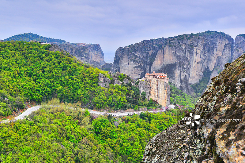 春天时节的迈泰奥拉修道院山景图片素材