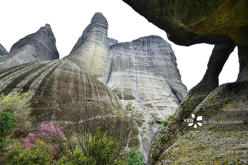 春天时节的迈泰奥拉修道院山景图片素材