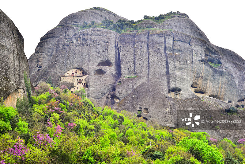 春天时节的迈泰奥拉修道院山景图片素材