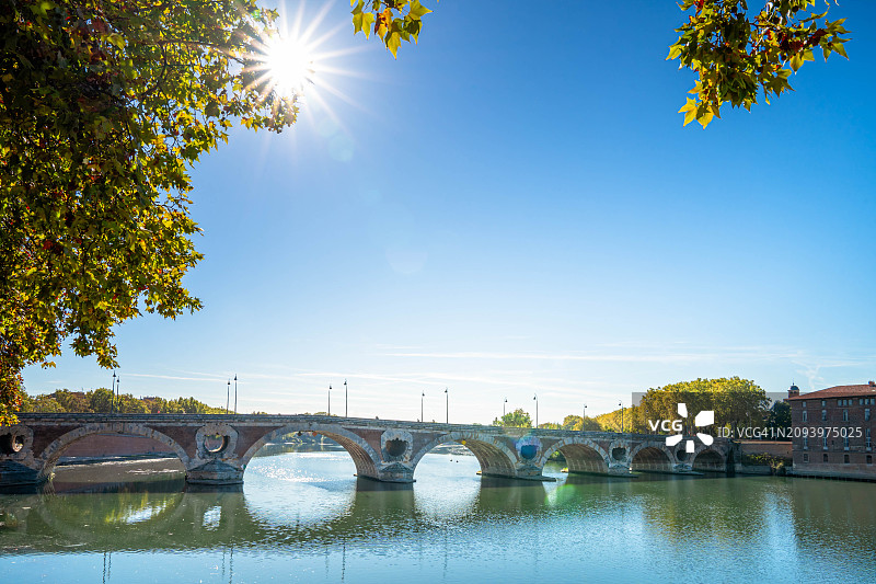 法国图卢兹的加龙河和德拉格拉夫穹顶图片素材