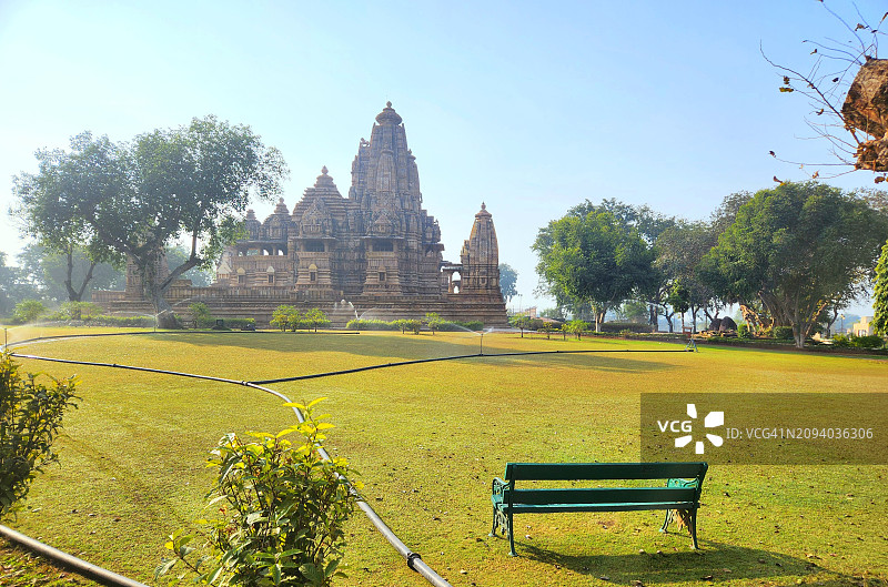 带有游客长椅的克久拉霍神庙图片素材