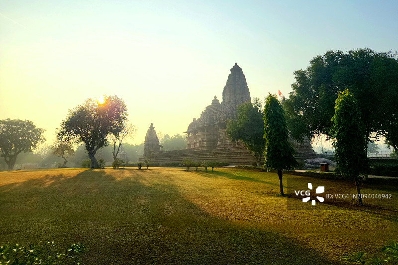 日出时分的印度克久拉霍寺庙群图片素材