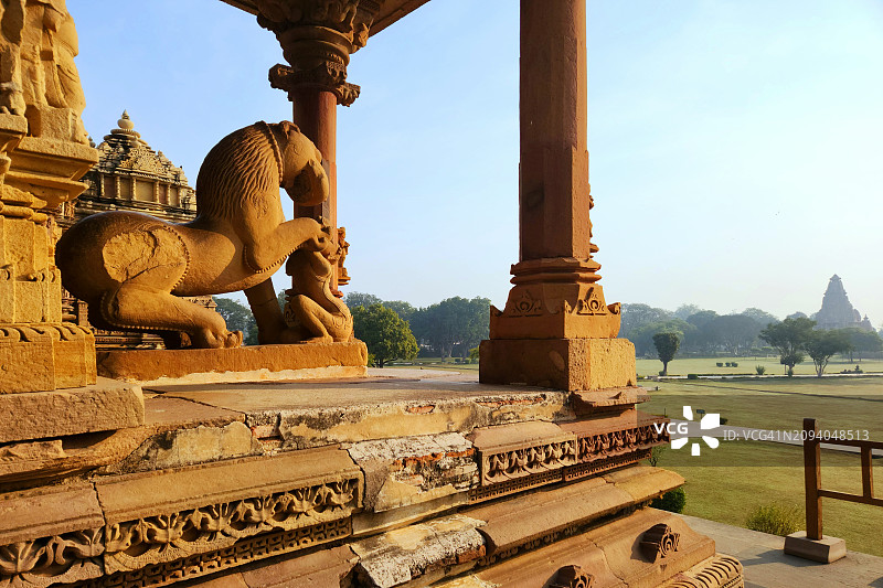 印度克久拉霍寺庙群中的神话人物图片素材