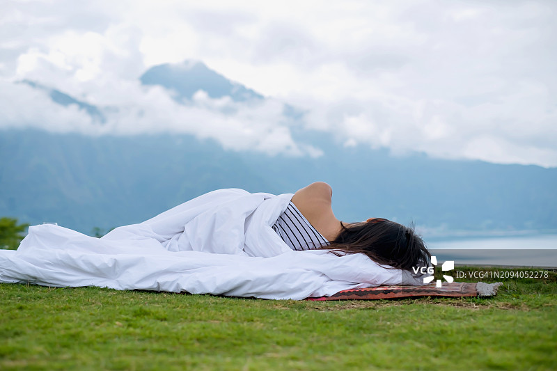 在户外大自然中睡觉的亚洲女人图片素材