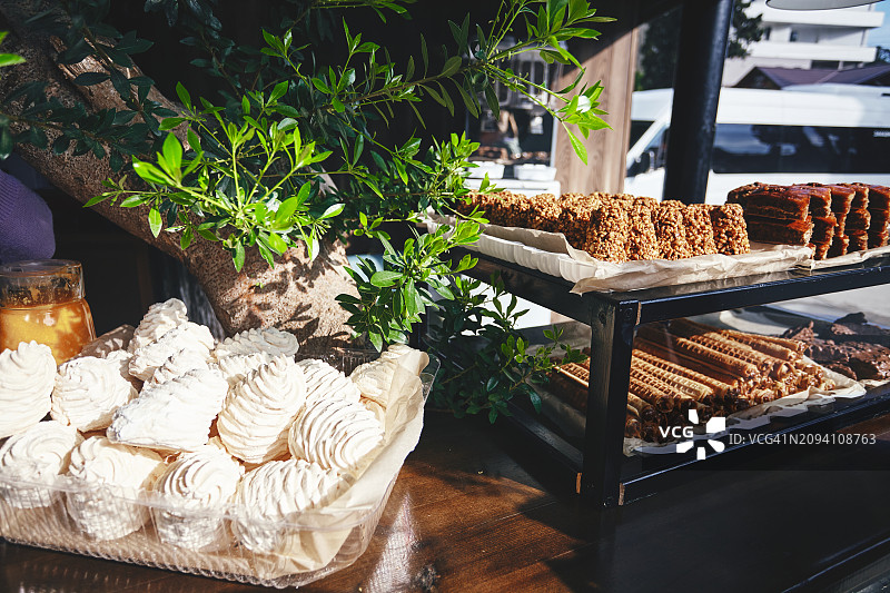 什锦糖果：蓬松蛋白酥和酥脆糕点图片素材