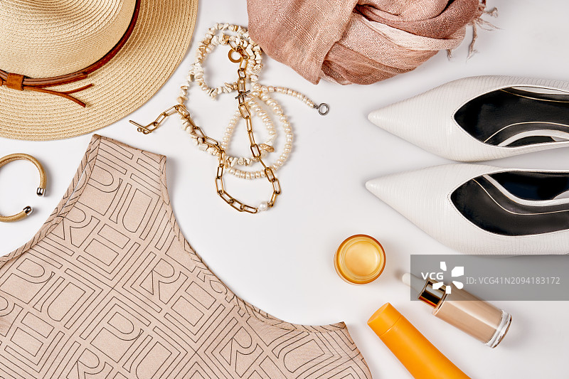 女性时尚服饰、化妆品组合，白米棕色系图片素材