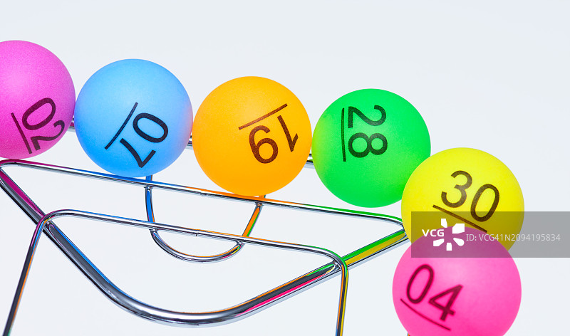 滚动中的彩票球图片素材