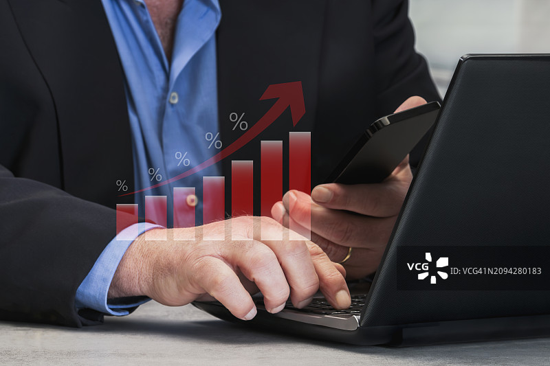 使用笔记本电脑并展示百分比和上升箭头图标的商人图片素材
