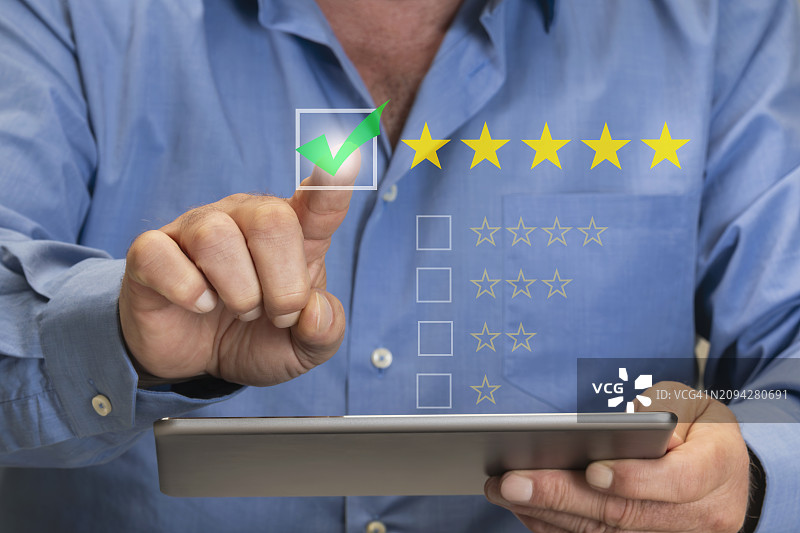 在虚拟屏幕上给出五星好评的人图片素材