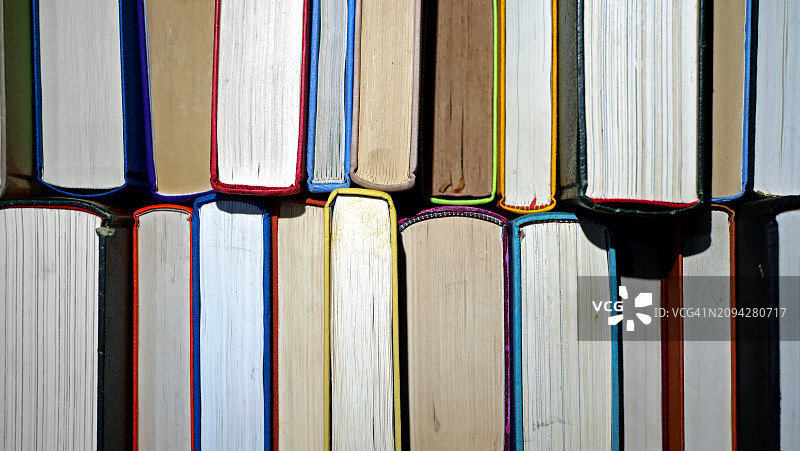 法国巴黎彩色封面的匿名书籍特写，自然光图片素材