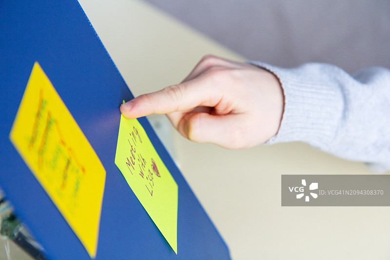 小规划师：儿童用便利贴管理日常任务图片素材