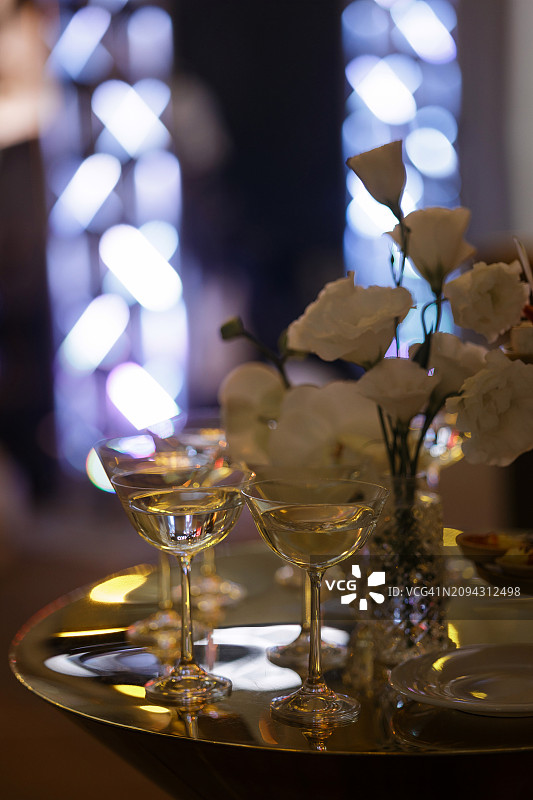 派对金色桌子上盛满香槟的酒杯图片素材