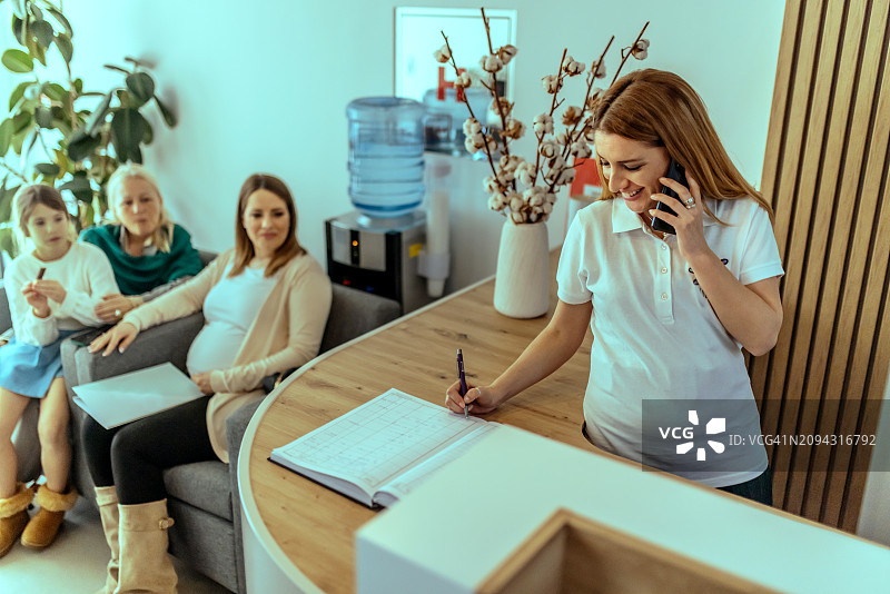 医院候诊室里等待检查的病人图片素材