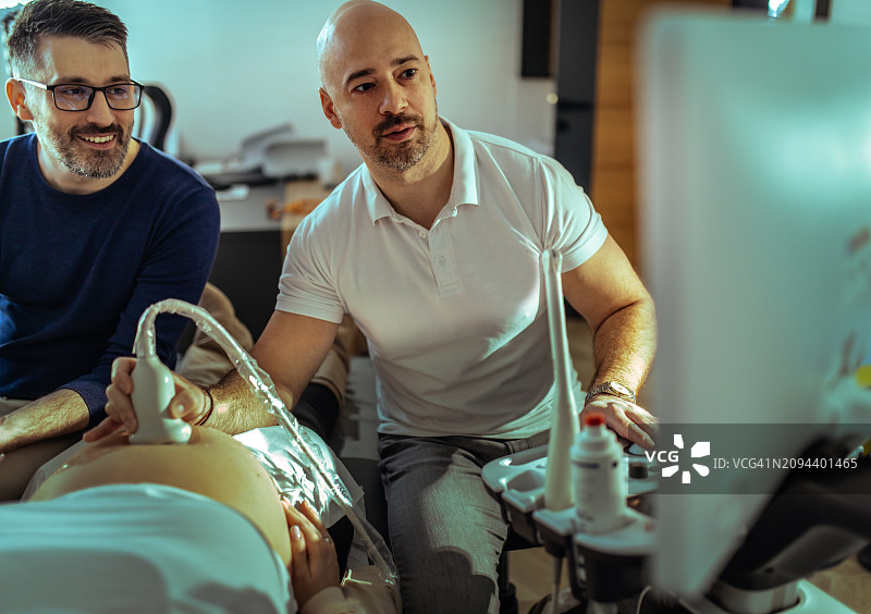 孕妇在丈夫的陪同下到妇科医生处检查图片素材