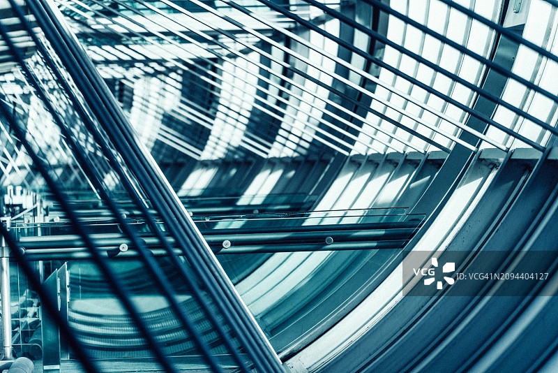 巴黎机场的现代乘客区，采用钢化玻璃幕墙图片素材