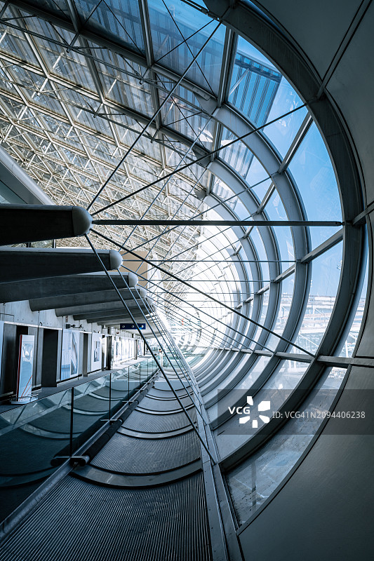 巴黎机场旅客区玻璃幕墙图片素材