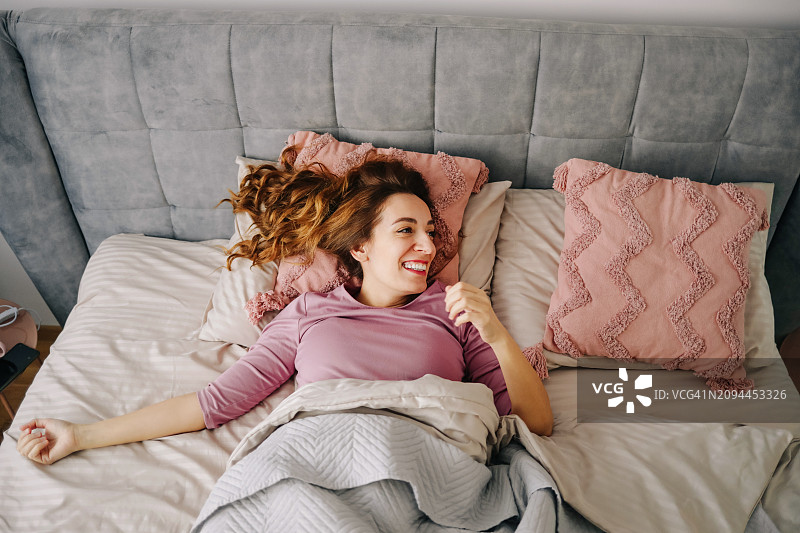 女人做着甜蜜的梦图片素材