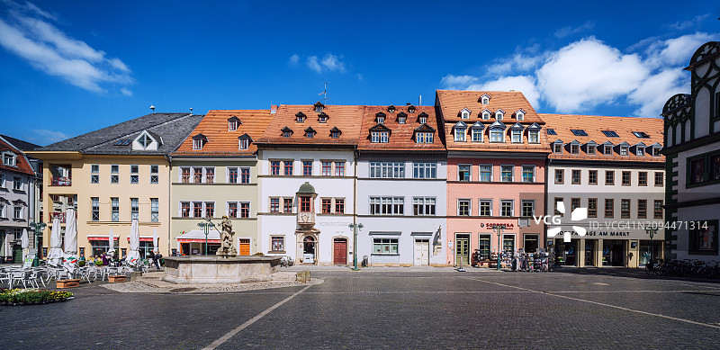 德国魏玛蓝天下面的古老市场建筑图片素材