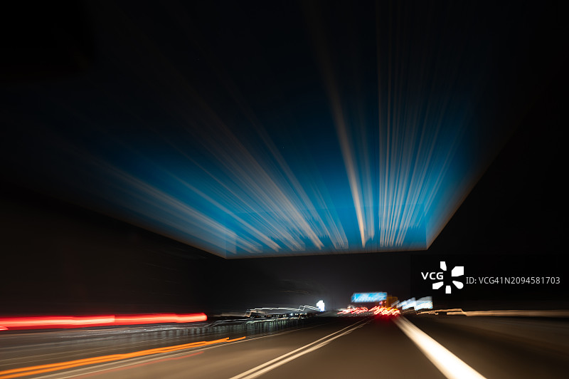 高速公路上飞驰的车辆图片素材