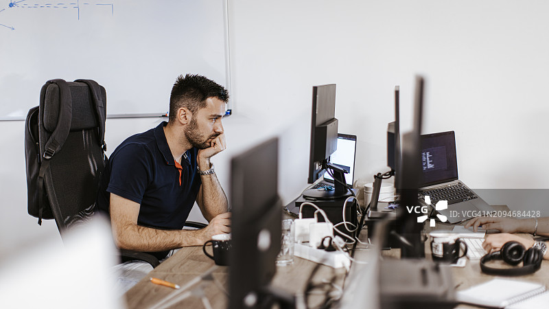 在办公室使用电脑的白人男程序员图片素材