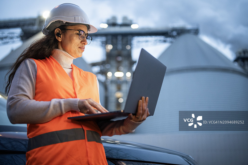 中年女工程师在石油行业上夜班图片素材