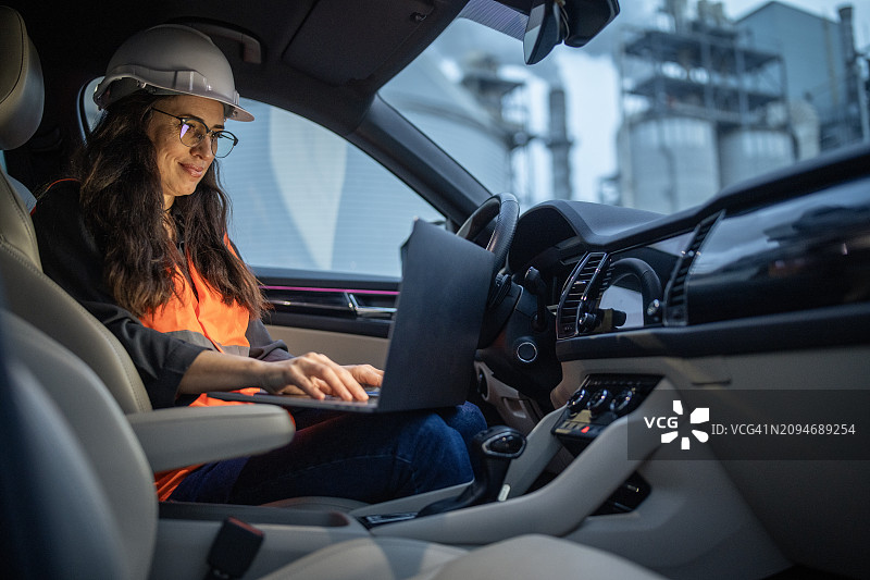 在车里用笔记本电脑工作的女工程师图片素材