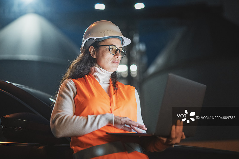 在石油天然气行业使用技术的严肃女工程师图片素材