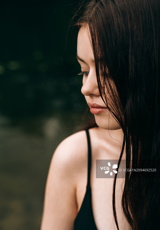 独自走路的少女 портрет图片素材