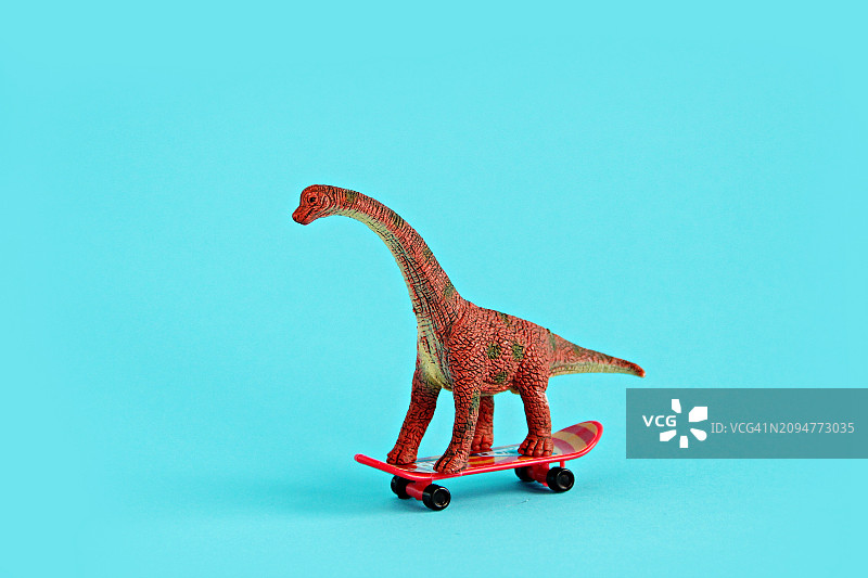 滑板上的玩具恐龙图片素材