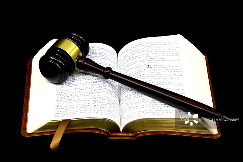 带有圣经和法槌的正义概念图片素材