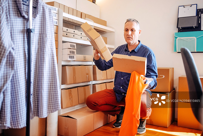 男人打包货物准备送货图片素材