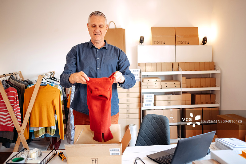 男人打包货物准备送货图片素材