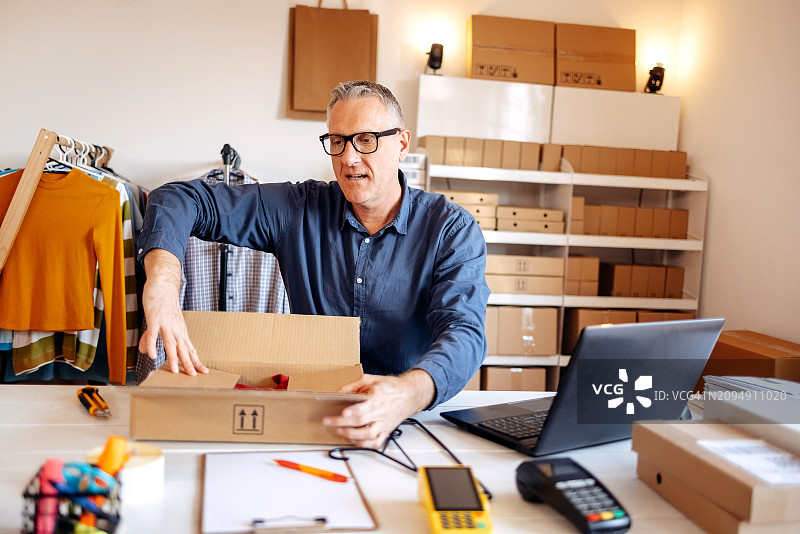 男人打包货物准备送货图片素材