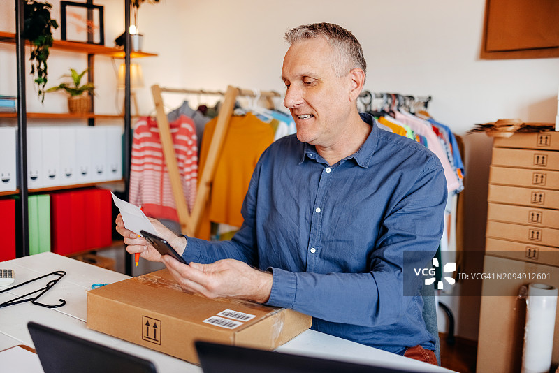 男人打包货物准备送货图片素材
