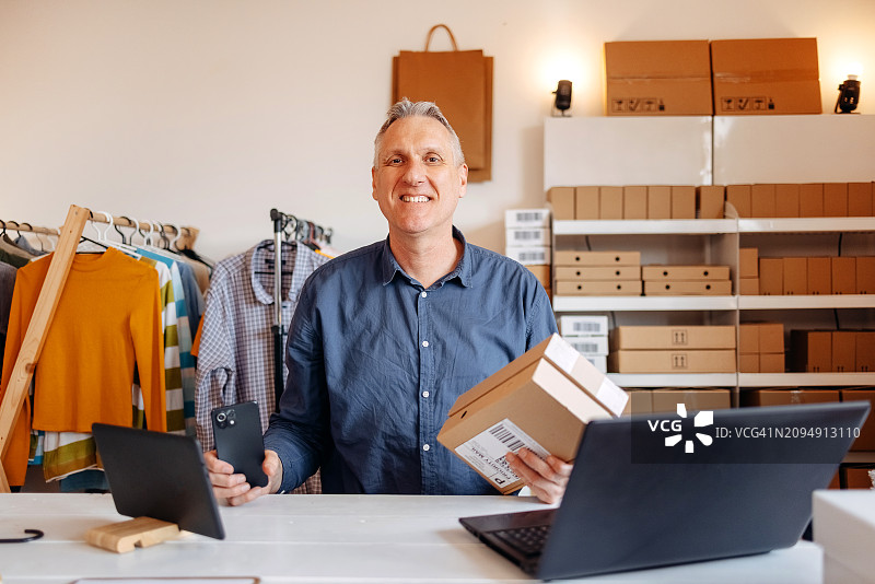 使用科技产品包装货物的男子肖像图片素材